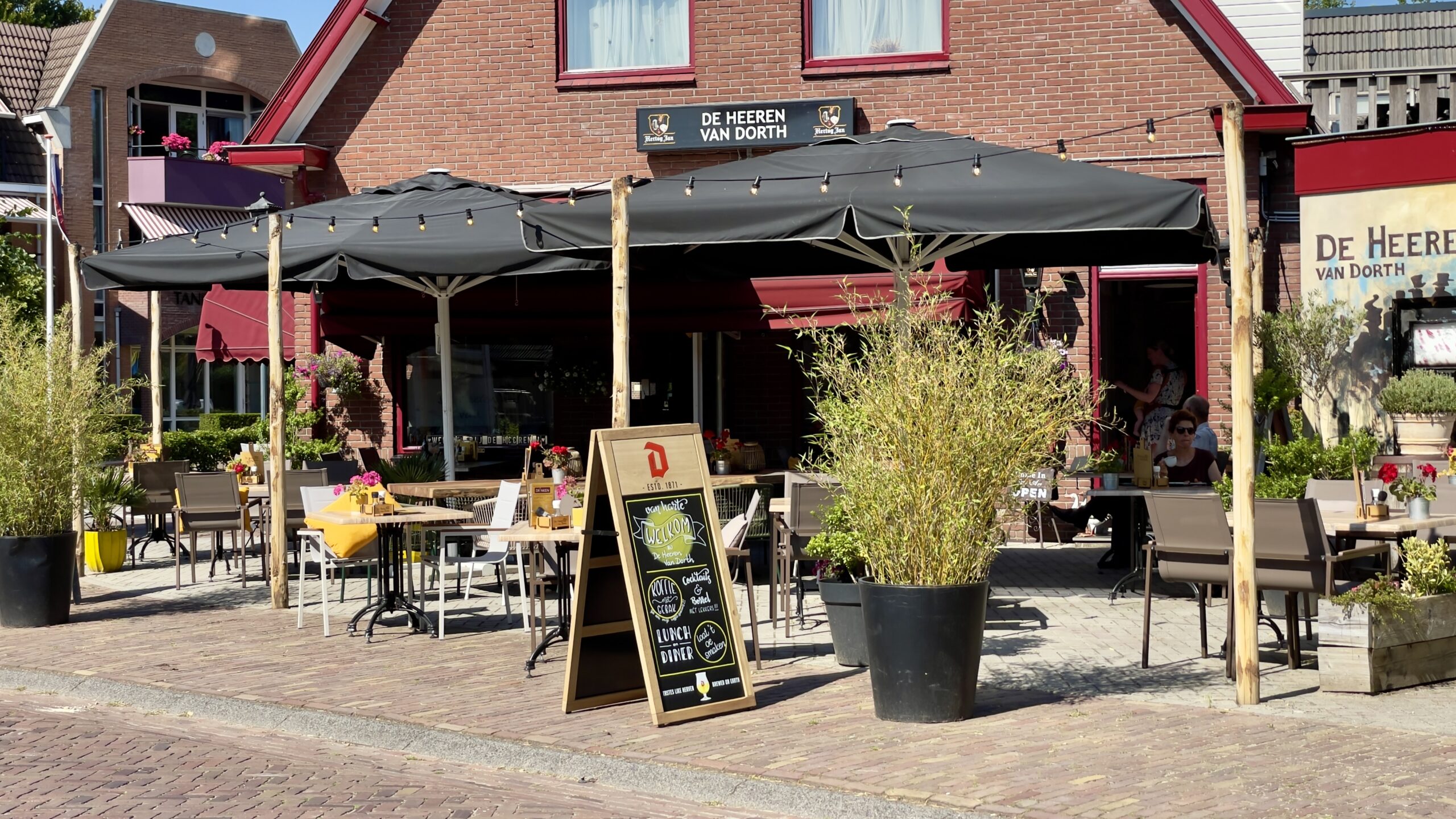 Het grote terras van De Heeren van Dorth midden in Bathmen